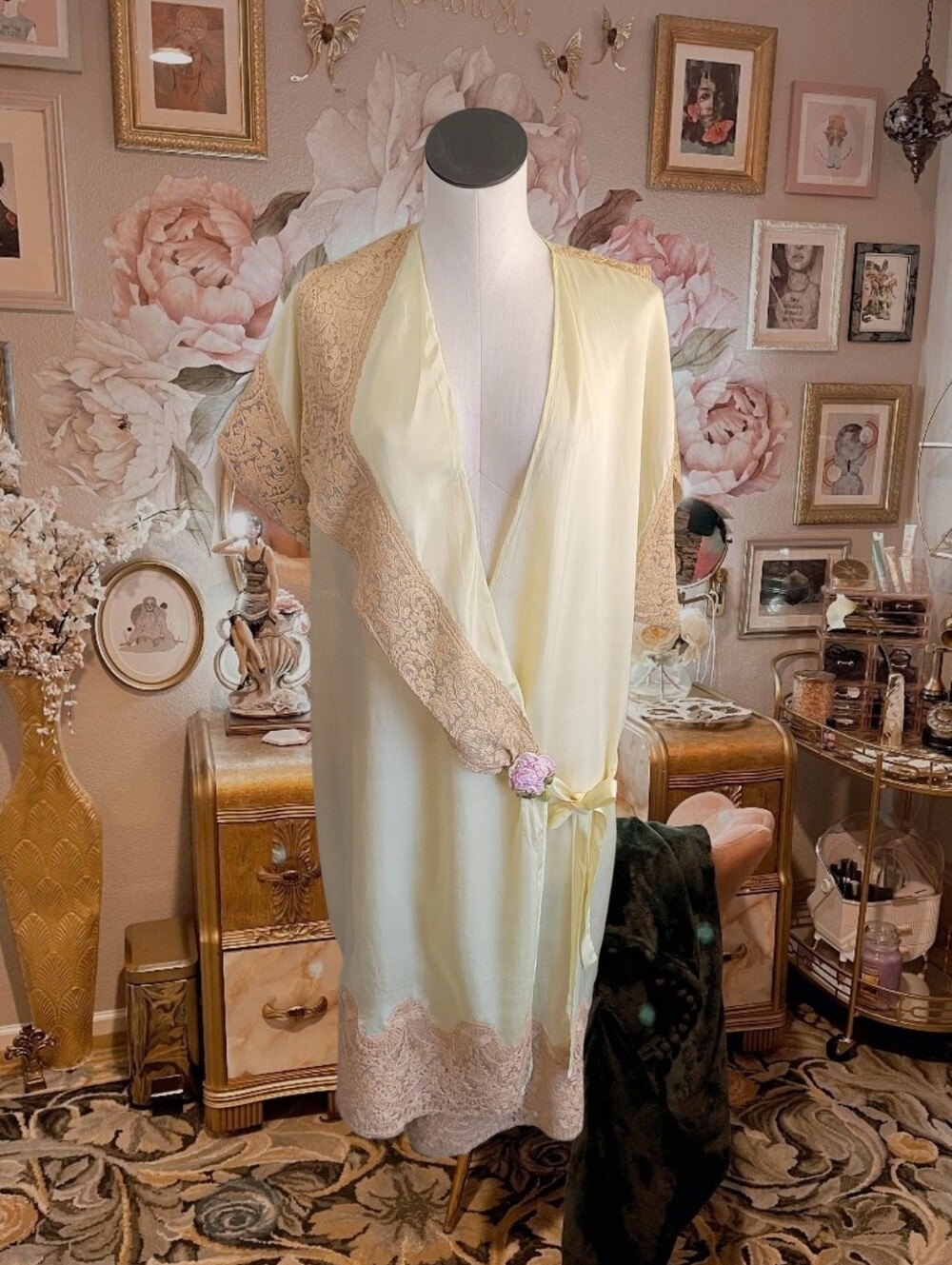 Delicate Lace-Trim Satin Robe - Pale Green